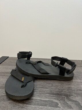 Teva women’s Black Strap Sandals with Ankle Support